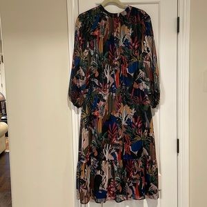 Chic dress with gorgeous pattern perfect for parties or going out to dinner.